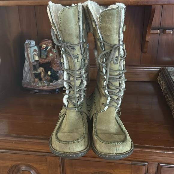 Ugg Boots with Fringe - Picture 2 of 10